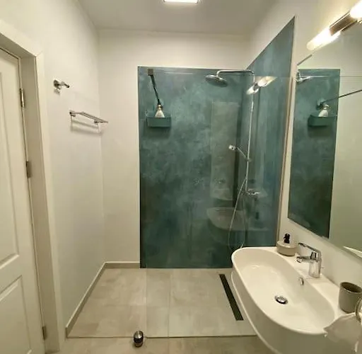 The Sea, The Sea מאמאיה