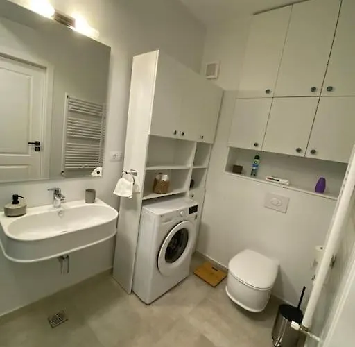 The Sea, The Sea מאמאיה