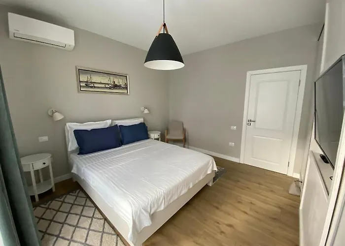 The Sea, The Sea Lejlighed *